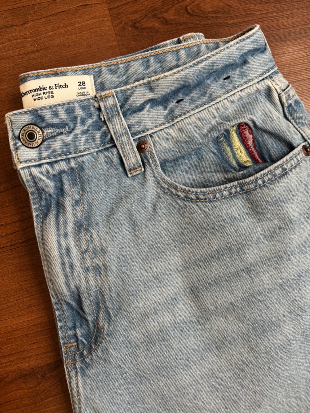 A&F Curve Love High Rise Wide Leg Fish Embroidery Jeans - Picture 3 of 13
